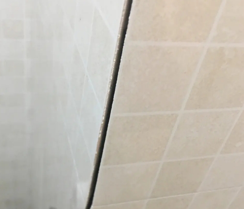 回民瓷砖空鼓维修公司分享阳台瓷砖脱落的修复过程可以分为以下几个步骤