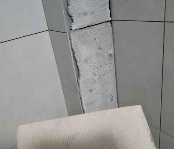 回民瓷砖空鼓维修公司分享下厨房瓷砖脱落的补救措施。
